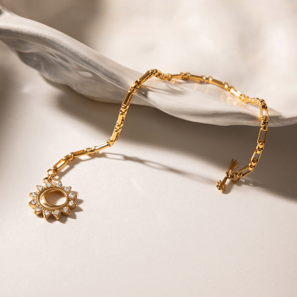 Damen Halskette mit hochwertigem Edelstahl, hypoallergener Verarbeitung und elegantem Sonnenanhänger Shop Nory