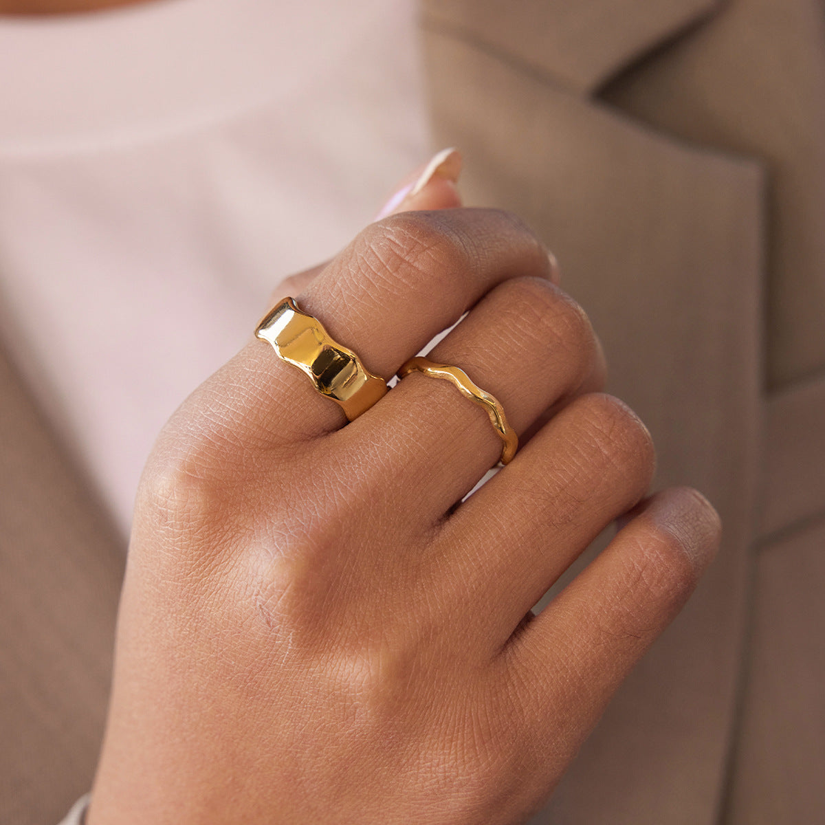 Damen Offenes Armreif mit elegantem Wellen-Design aus hypoallergenem Edelstahl Shop Nory