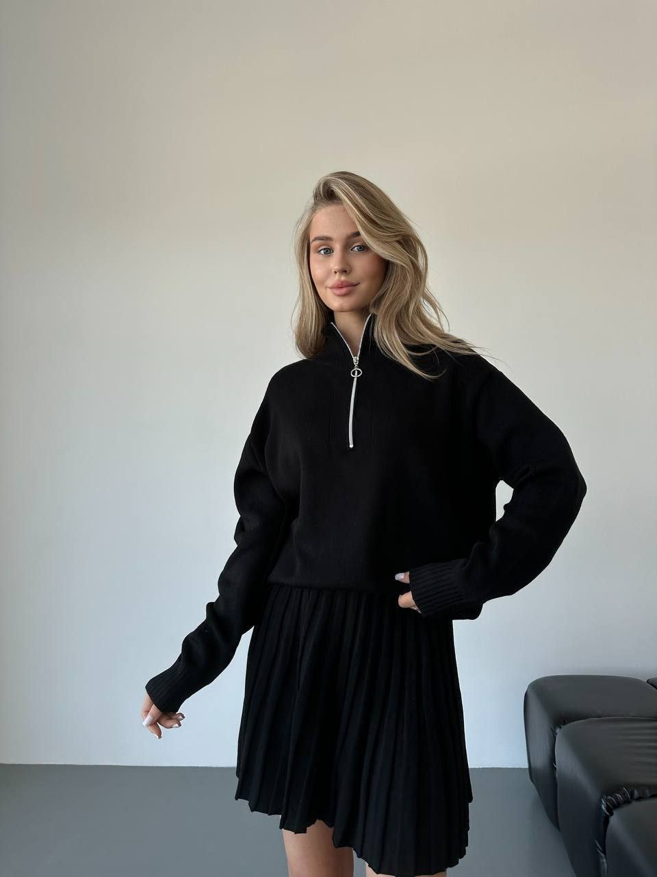 Damen gemütliches Strick-Set mit Reißverschluss-Pullover und plissiertem Rock Shop Nory