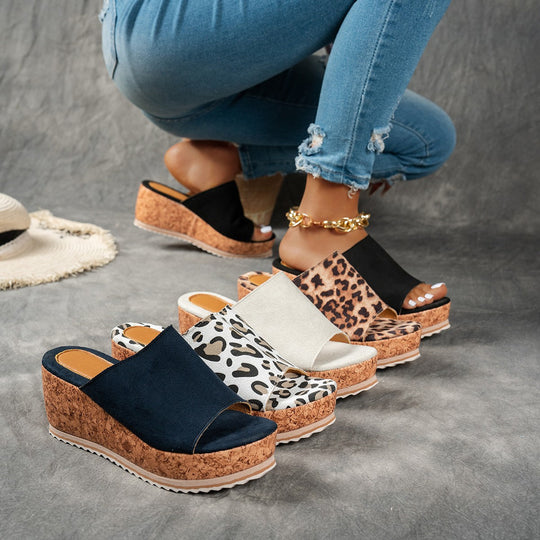 Damen Wedge-Pantoletten mit wildem Leopardenmuster und komfortabler Korksohle