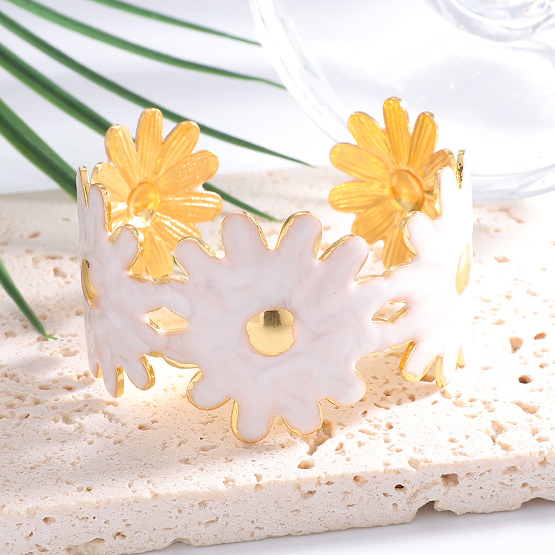 Damen Blumenarmband mit goldenen Akzenten Shop Nory