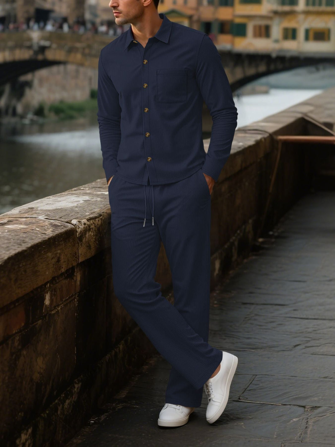 Herren eleganter Freizeitanzug mit strukturierter Oberfläche und praktischen Taschen