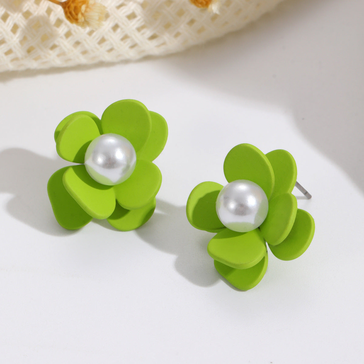 Damen Ohrstecker in lebendigem Blüten-Design mit Perlenakzent Shop Nory