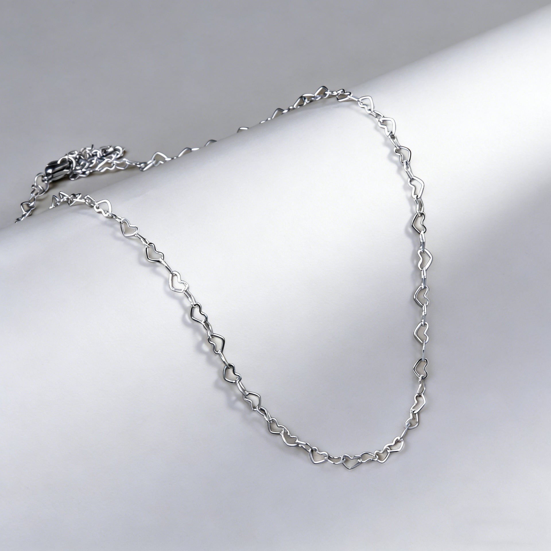 Damen Armband mit herzförmigen Gliederungen aus hochwertigem Edelstahl und goldplattierter Oberfläche Shop Nory