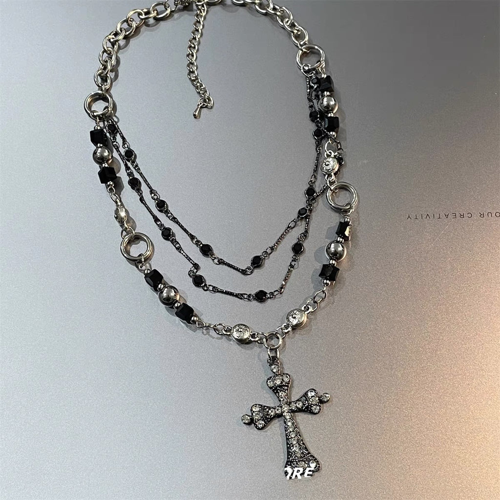 Damen mehrlagige Kette mit funkelndem Kreuzanhänger und eleganten Gliederkettendetails Shop Nory