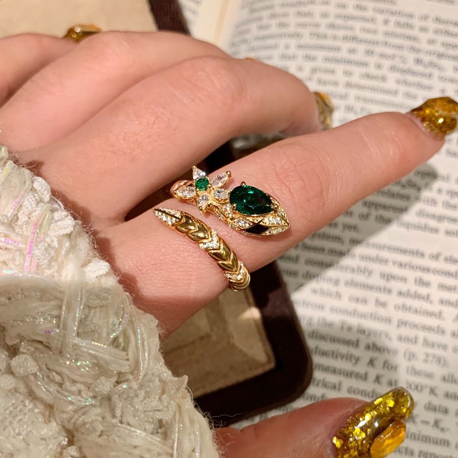 Damen Luxus Ring mit grünem Stein und funkelnden Zirkonia Shop Nory