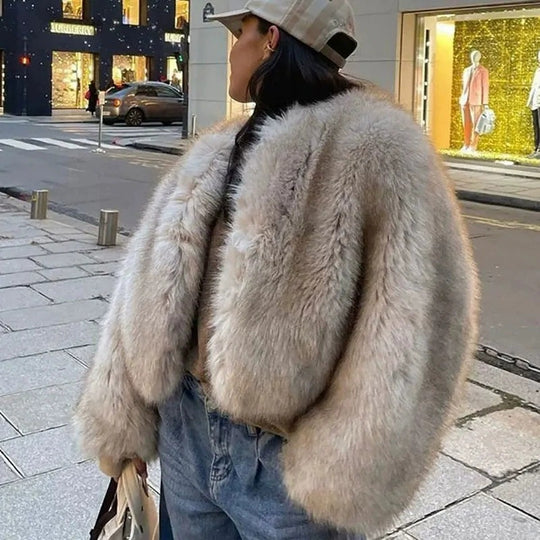Damen Kurzjacke aus luxuriösem Hochflor‑Faux‑Fur mit kastiger Silhouette und voluminösen Ärmeln Shop Nory