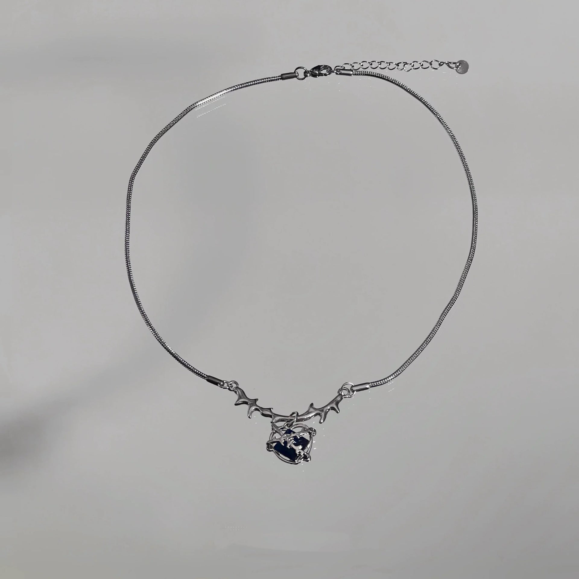 Damen Halskette mit filigranem Herzanhänger und stylischem Kettendesign Shop Nory