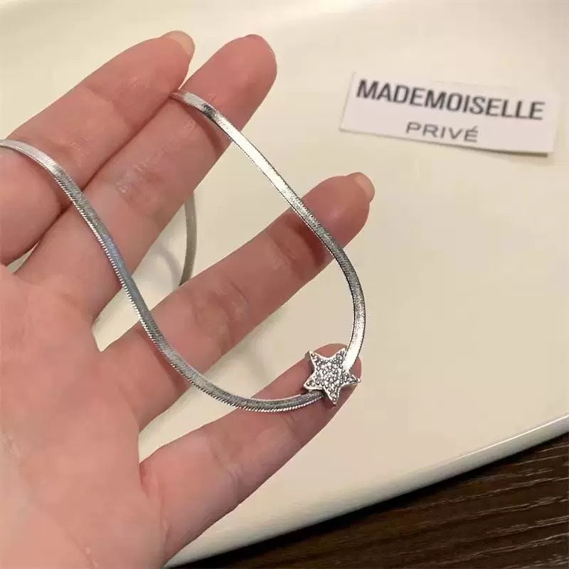 Damen Halskette mit funkelndem Sternanhänger aus hochwertigem Edelstahl Shop Nory