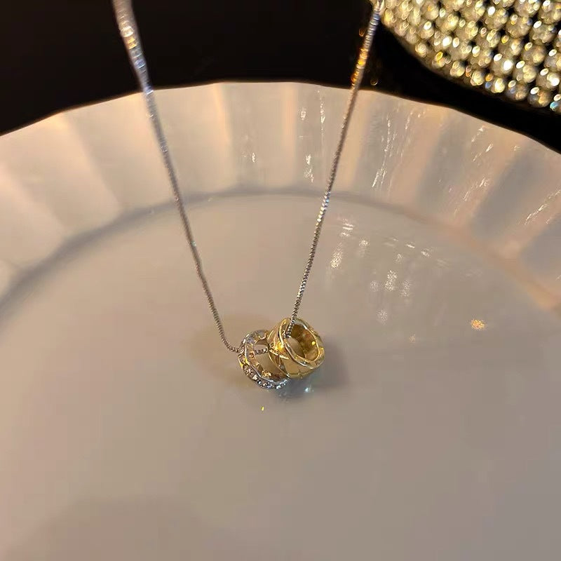 Damen Halskette mit kunstvoll gestaltetem Ringanhänger und funkelnden Zirkonia Shop Nory