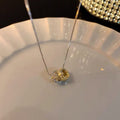 Damen Halskette mit kunstvoll gestaltetem Ringanhänger und funkelnden Zirkonia Shop Nory