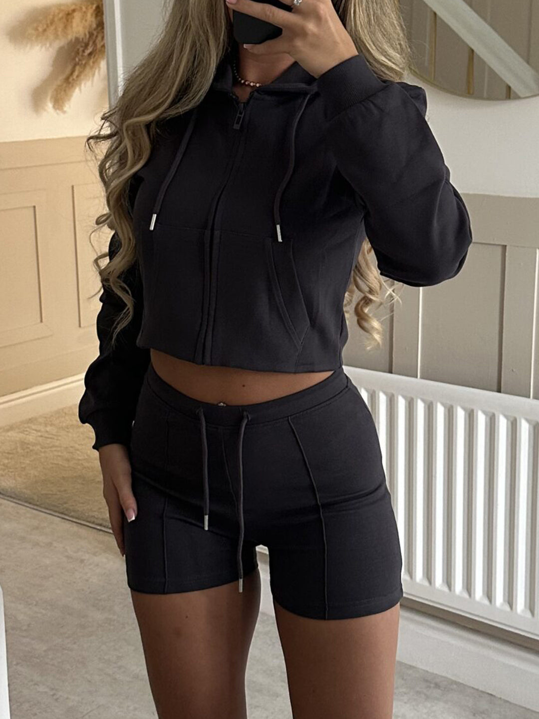 Damen nan lässiges Sweatshirt- und Short-Set mit dekorativen Schleifen-Applikationen, hohem Rundhalsausschnitt und Tunnelzugbund Shop Nory