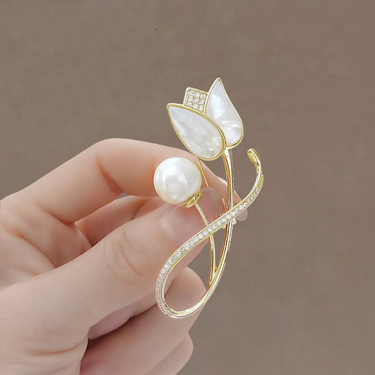 Filigrane Emaillierte Ahornblatt-Brosche mit Zirkonia