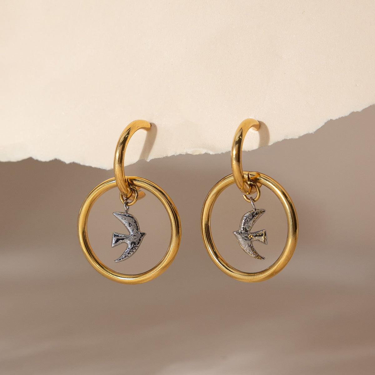 Damen Ohrhänger mit modernem Vogelmotiv und glänzendem Edelstahl Shop Nory