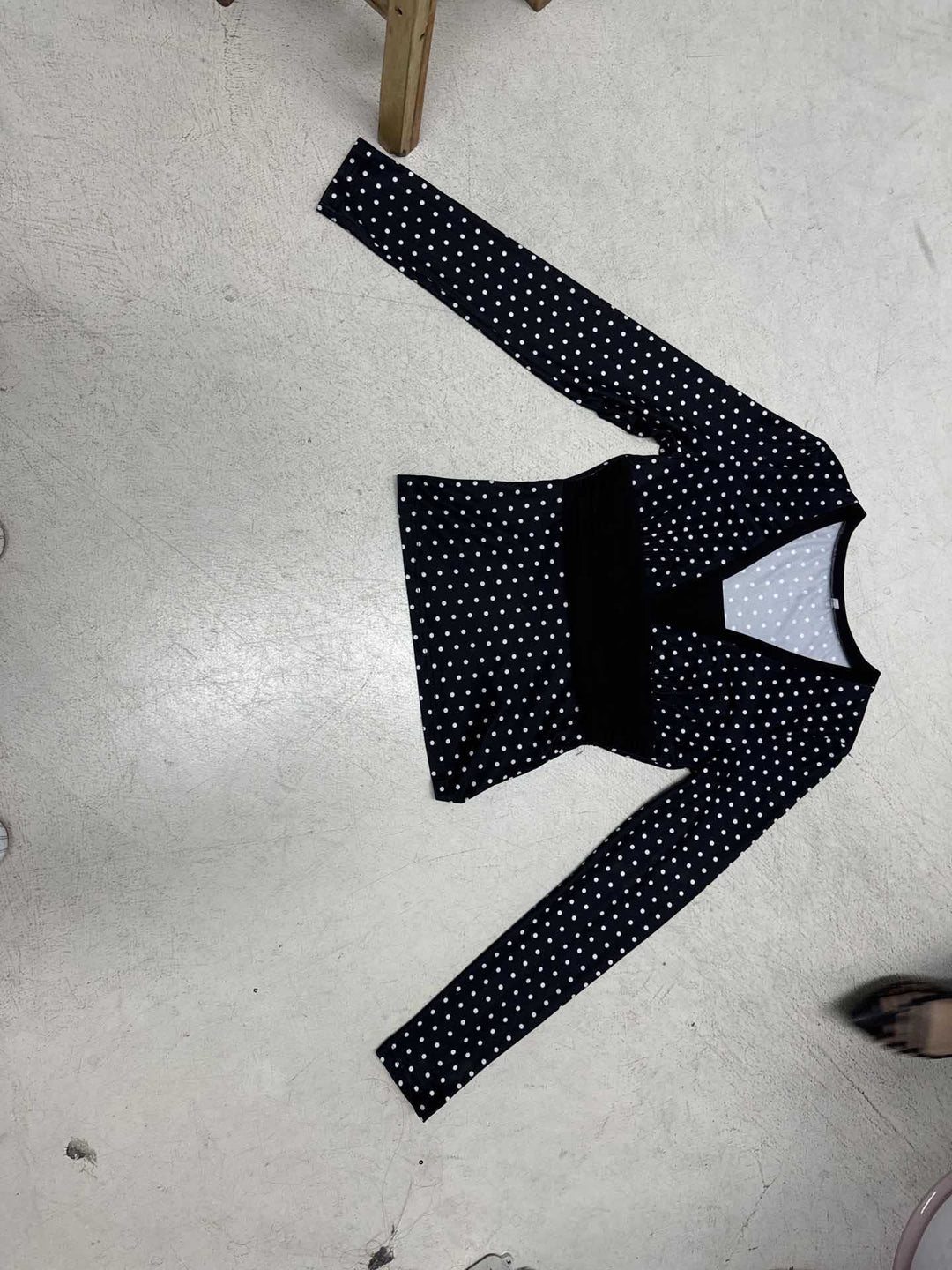 Damen nan taillierte Wickelbluse mit Polka‑Dot Muster, tiefem V‑Ausschnitt und breitem Taillenband Shop Nory