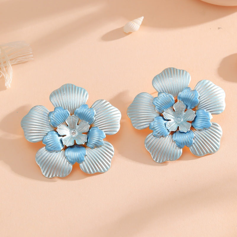 Damen Blumenohrringe mit filigranem Design und glänzenden Akzenten Shop Nory
