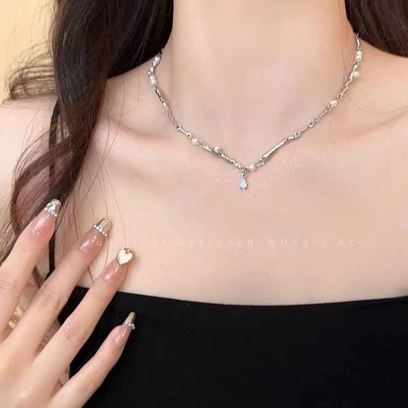Damen Armband mit eleganten Perlen und geschwungenen Elementen Shop Nory