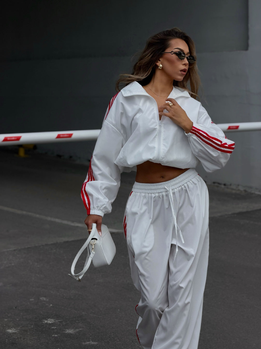 Damen Oversized kurz geschnittene Trainingsjacke und taillenhohe Jogginghose Set mit Seitenstreifen Shop Nory