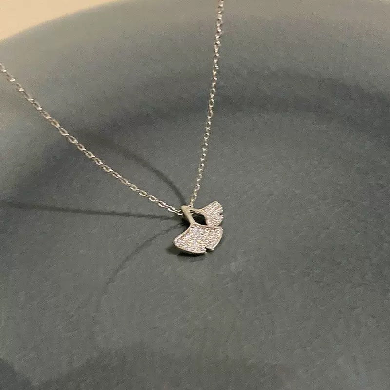 Damen Halskette mit funkelndem Schmetterlingsanhänger Shop Nory