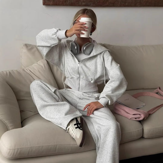 Damen gekürztes Reißverschluss-Hoodie mit Kapuze und hochgeschnittene Relax-Jogginghose mit elastischem Bund Shop Nory