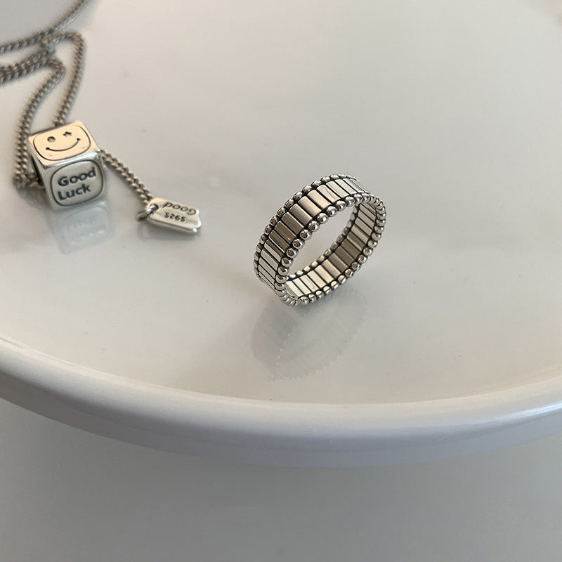 Damenring mit modernem Strukturdesign und feinen Perlenakzenten Shop Nory