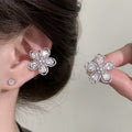 Damen Ohrstecker mit floralem Design und funkelnden Kristallen Shop Nory