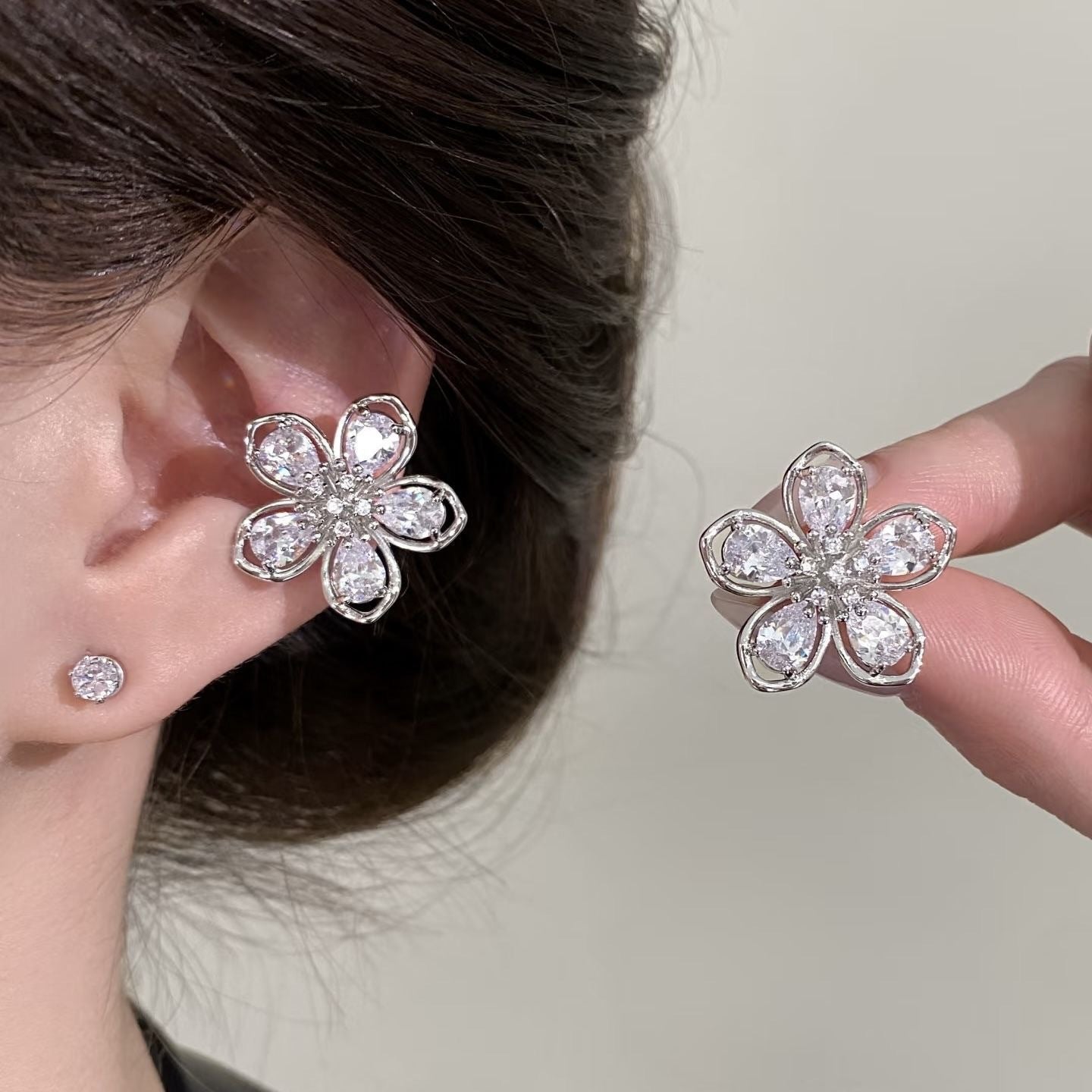 Damen Ohrstecker mit floralem Design und funkelnden Kristallen Shop Nory