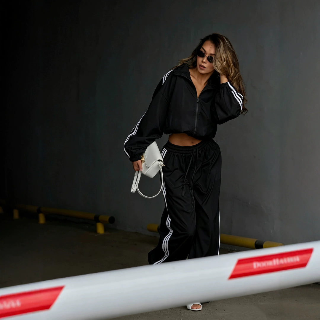 Damen Oversized kurz geschnittene Trainingsjacke und taillenhohe Jogginghose Set mit Seitenstreifen Shop Nory
