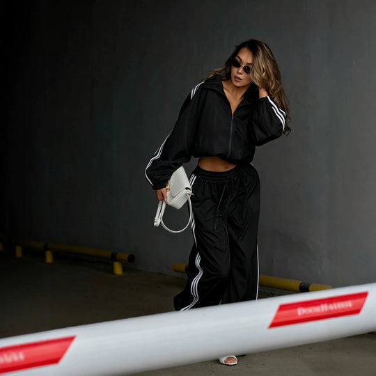 Damen Oversized kurz geschnittene Trainingsjacke und taillenhohe Jogginghose Set mit Seitenstreifen Shop Nory