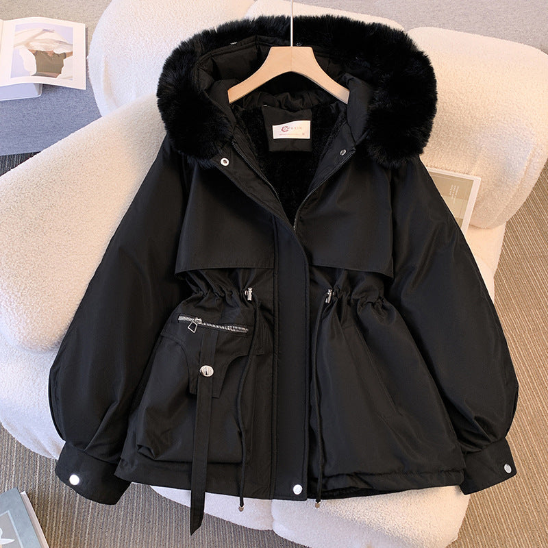 Damen nan kurze Utility-Parka mit Kordelzugtaillierung, abnehmbarem Webpelzkragen und asymmetrischen Taschen Shop Nory