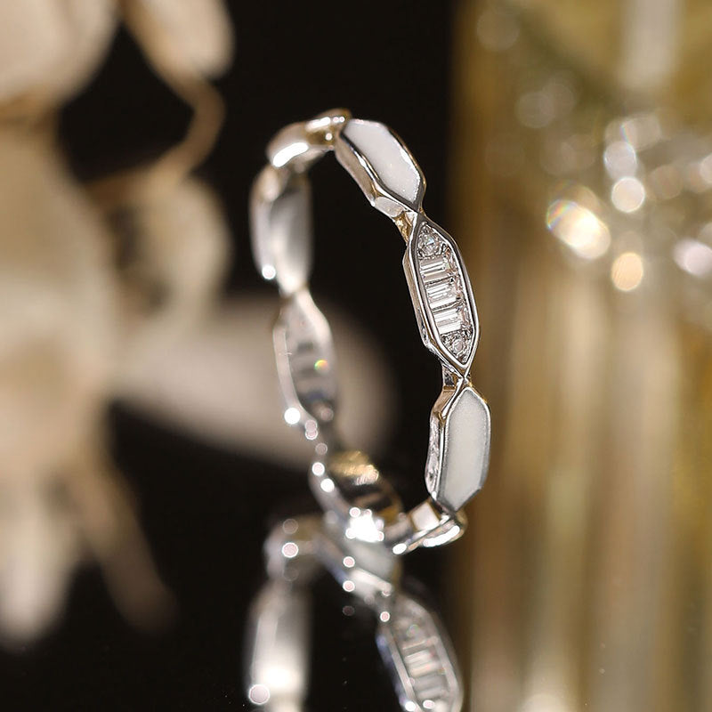 Damenring mit kunstvollem Facettendesign und glitzerndem Stein Shop Nory