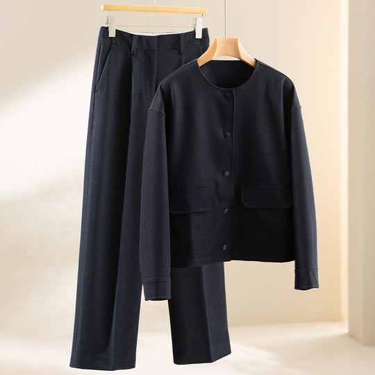 Damen Kurzjacke mit Rundhalsausschnitt, boxy Silhouette und aufgesetzten Pattentaschen Shop Nory