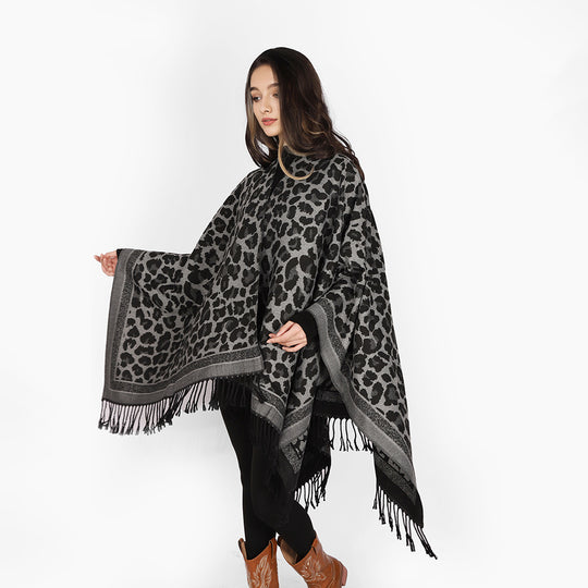 Damen Grobgewebter Überwurf im Denim‑Look mit tonigem Animal‑Jacquard und Fransensaum Shop Nory