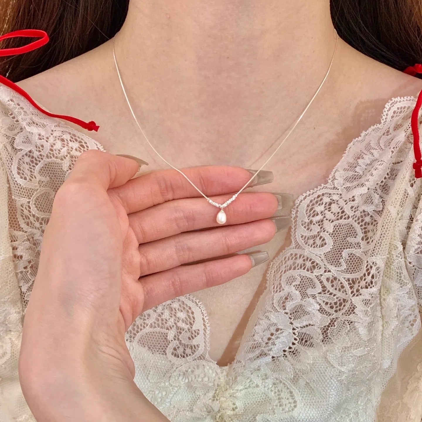 Damen Halskette mit zartem Perlenanhänger und exquisiten silbernen Details Shop Nory