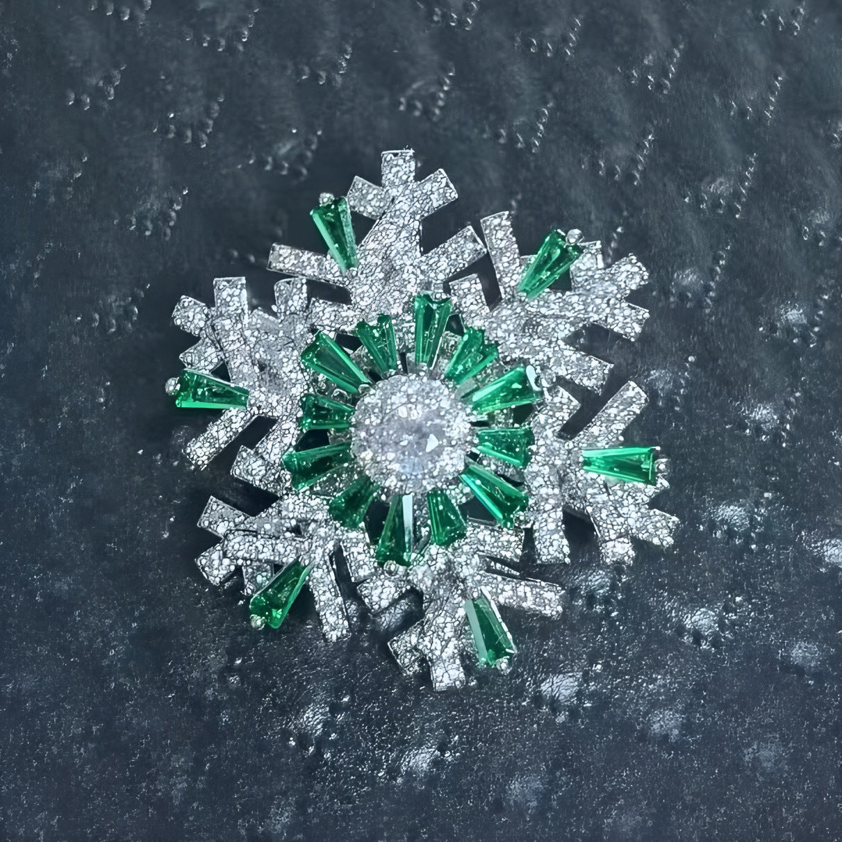 Elegante Kristallbrosche Im Schneeflocken-Design mit Tropfenförmigen Ziersteinen