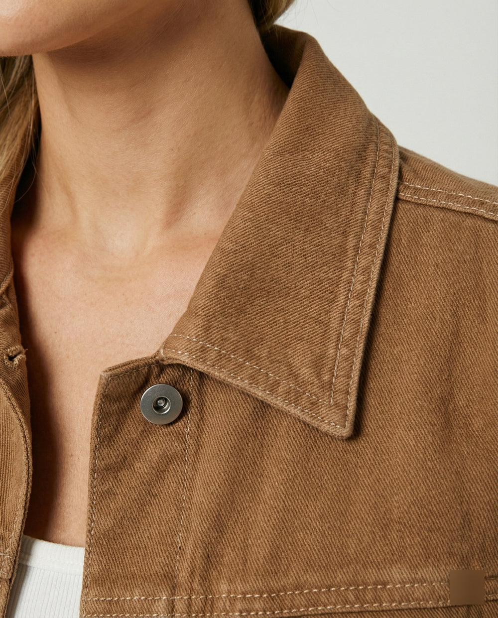Damen Mode kurze klassische Jeansjacke mit aufgesetzten Brusttaschen und verkürztem Saum