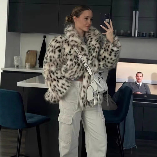 Damen Kurzjacke aus Kunstpelz im Dalmatiner‑Look mit kastiger Silhouette und weitem Schalkragen Shop Nory