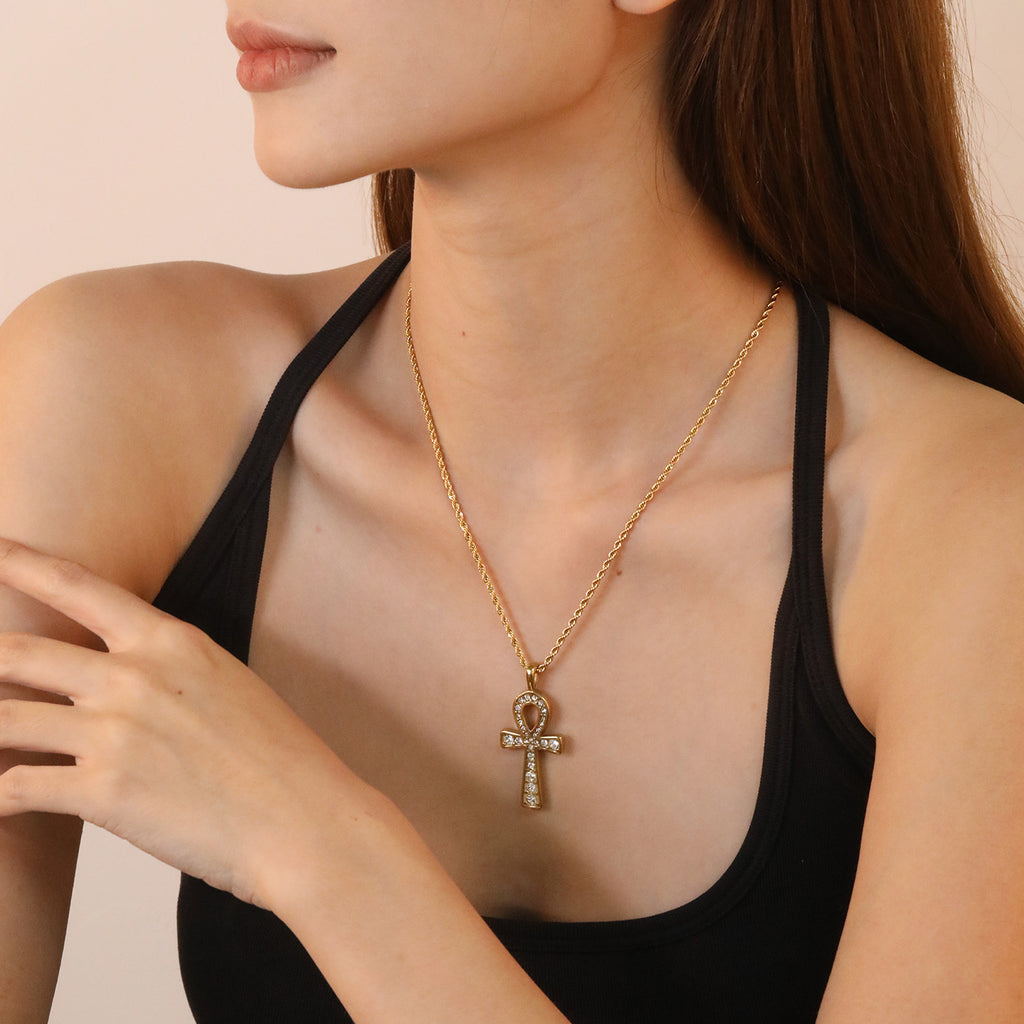 Damen Halskette mit kunstvollem Ankh-Anhänger und funkelnden Zirkonia Shop Nory