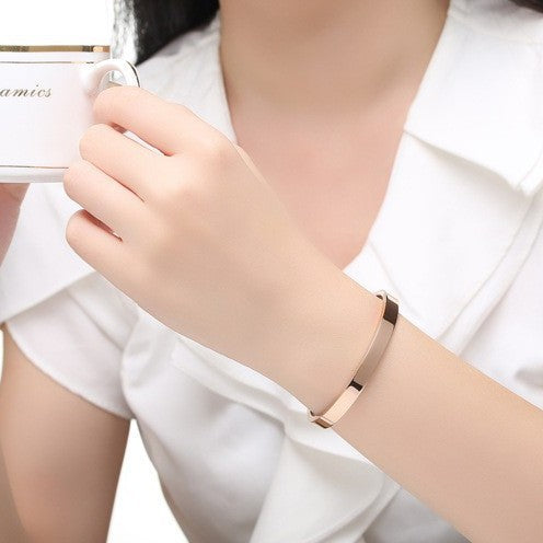 Damen Offener Armreif aus hochwertigem Edelstahl mit minimalistischer Struktur Shop Nory