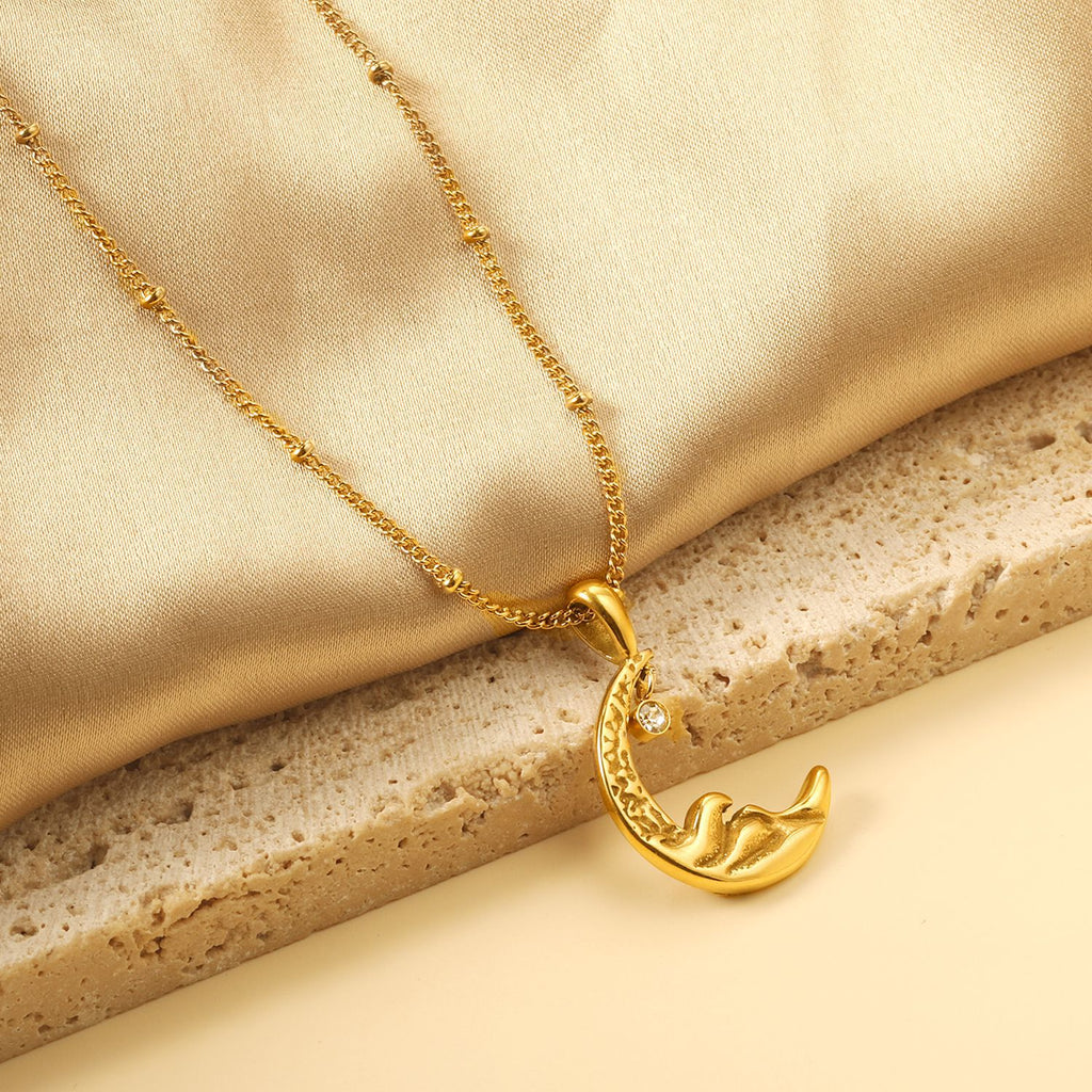 Damen Halskette mit mondförmigem Anhänger aus goldplattiertem Edelstahl und funkelndem Zirkonia Shop Nory