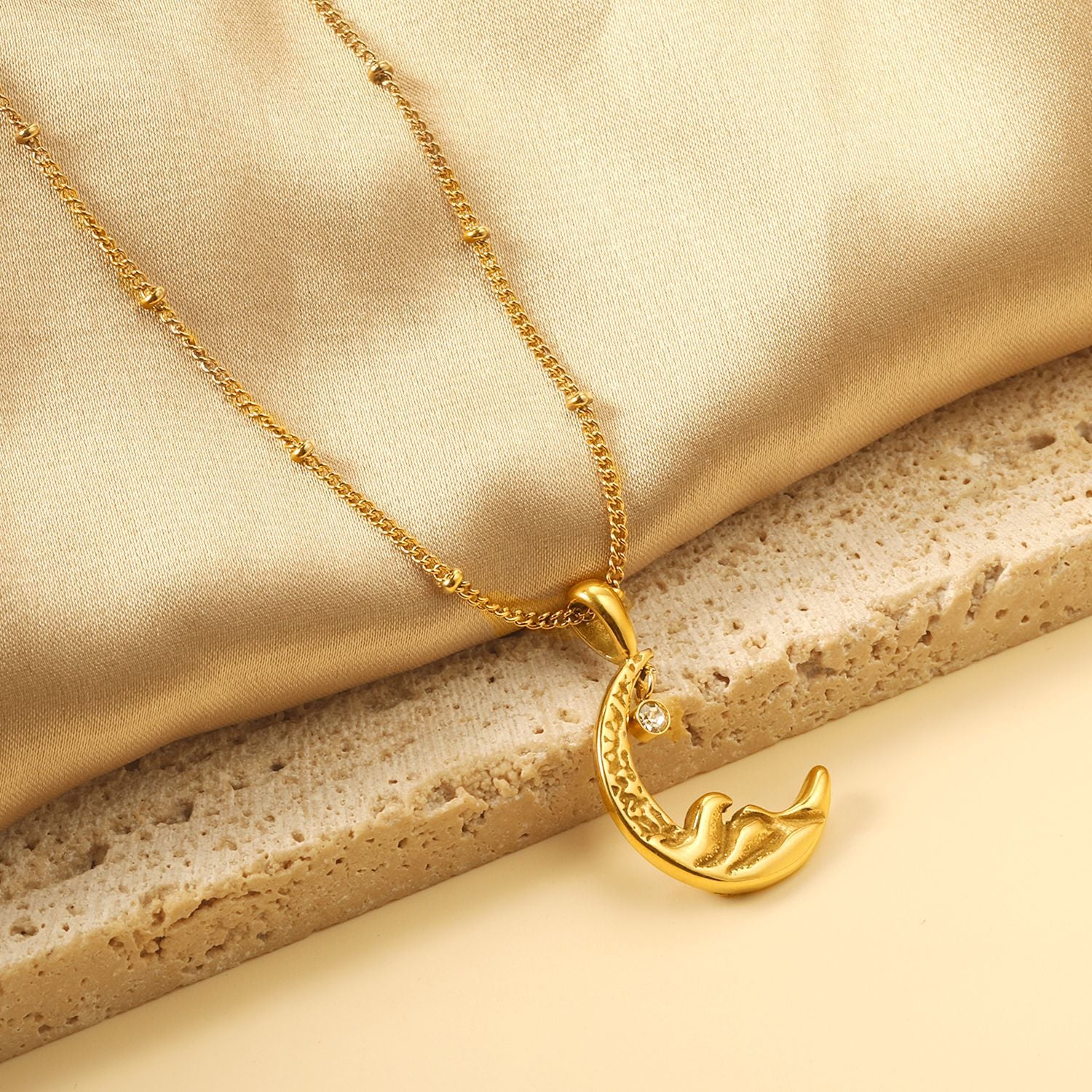 Damen Halskette mit mondförmigem Anhänger aus goldplattiertem Edelstahl und funkelndem Zirkonia Shop Nory