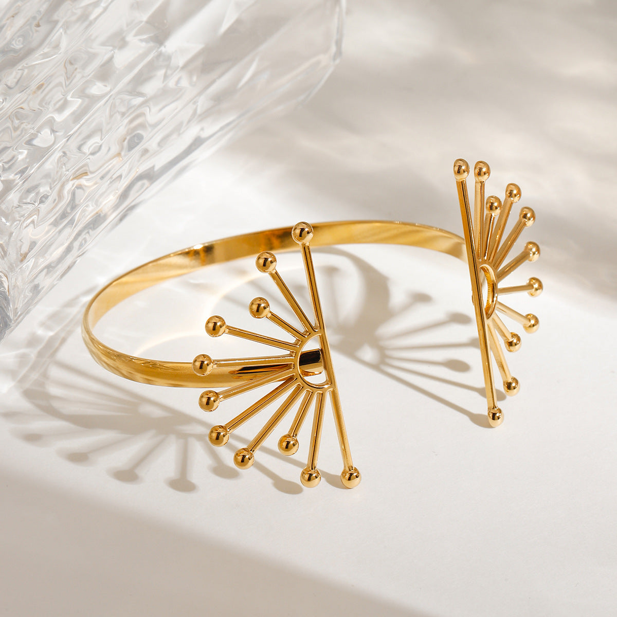 Damen Offenes Armband mit floralen Akzenten und hypoallergener Edelstahlverarbeitung Shop Nory