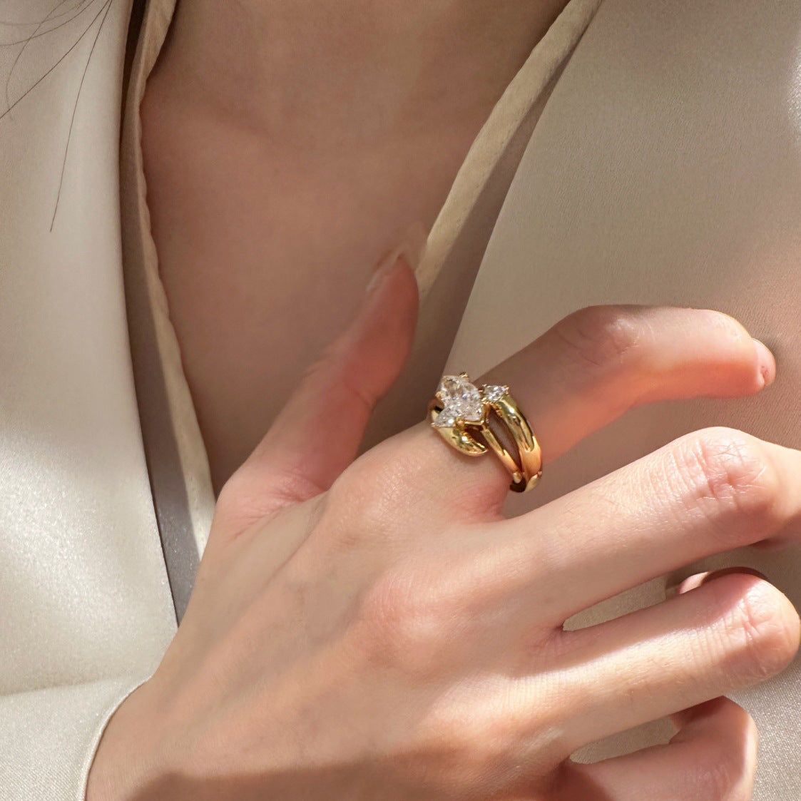 Damen Zierlicher Ring mit ovalem, funkelndem Edelstein und filigraner Goldfassung Shop Nory