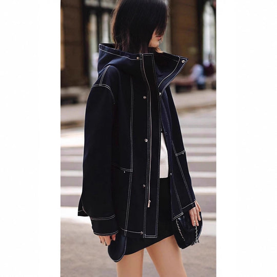 Damen Boxy‑Kapuzenparka mit sichtbaren Ziernähten und hochschließendem Stehkragen Shop Nory