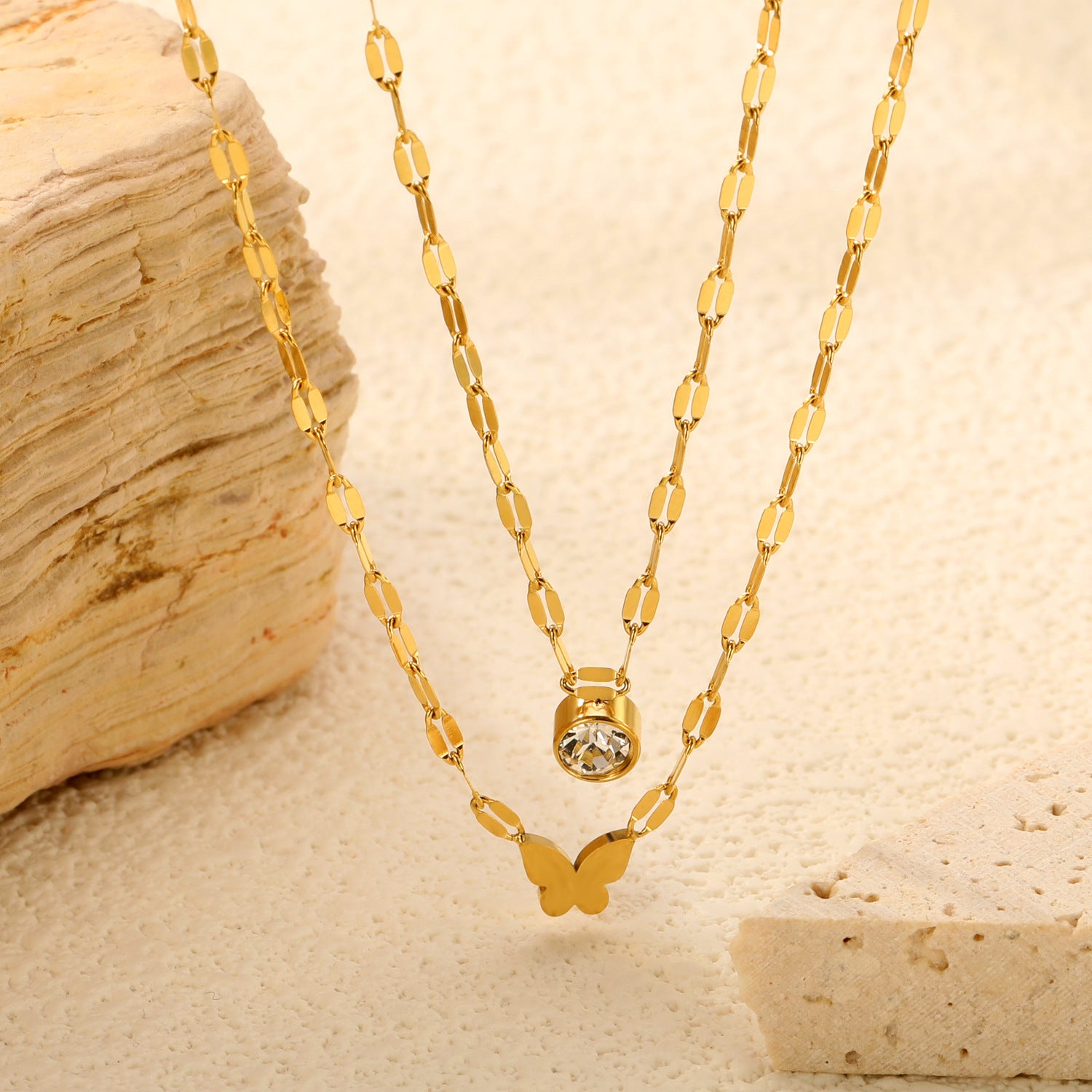 Damen Halskette mit funkelndem Herzanhänger aus goldplattiertem Edelstahl Shop Nory