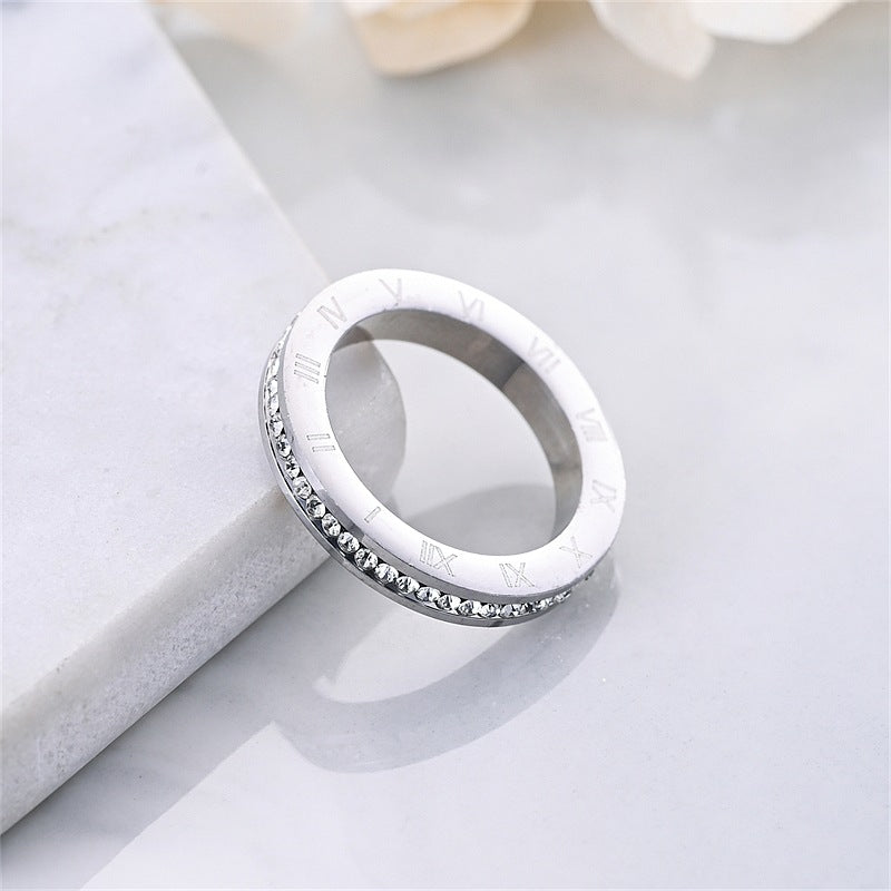 Herren Ring mit kunstvoller römischer Zifferngravur und funkelndem Zirkon Shop Nory