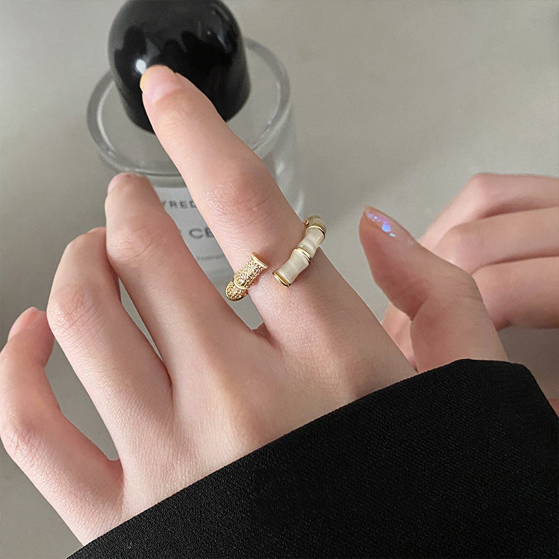 Damenring mit elegantem strukturierten Design und funkelnden Zirkonia Shop Nory