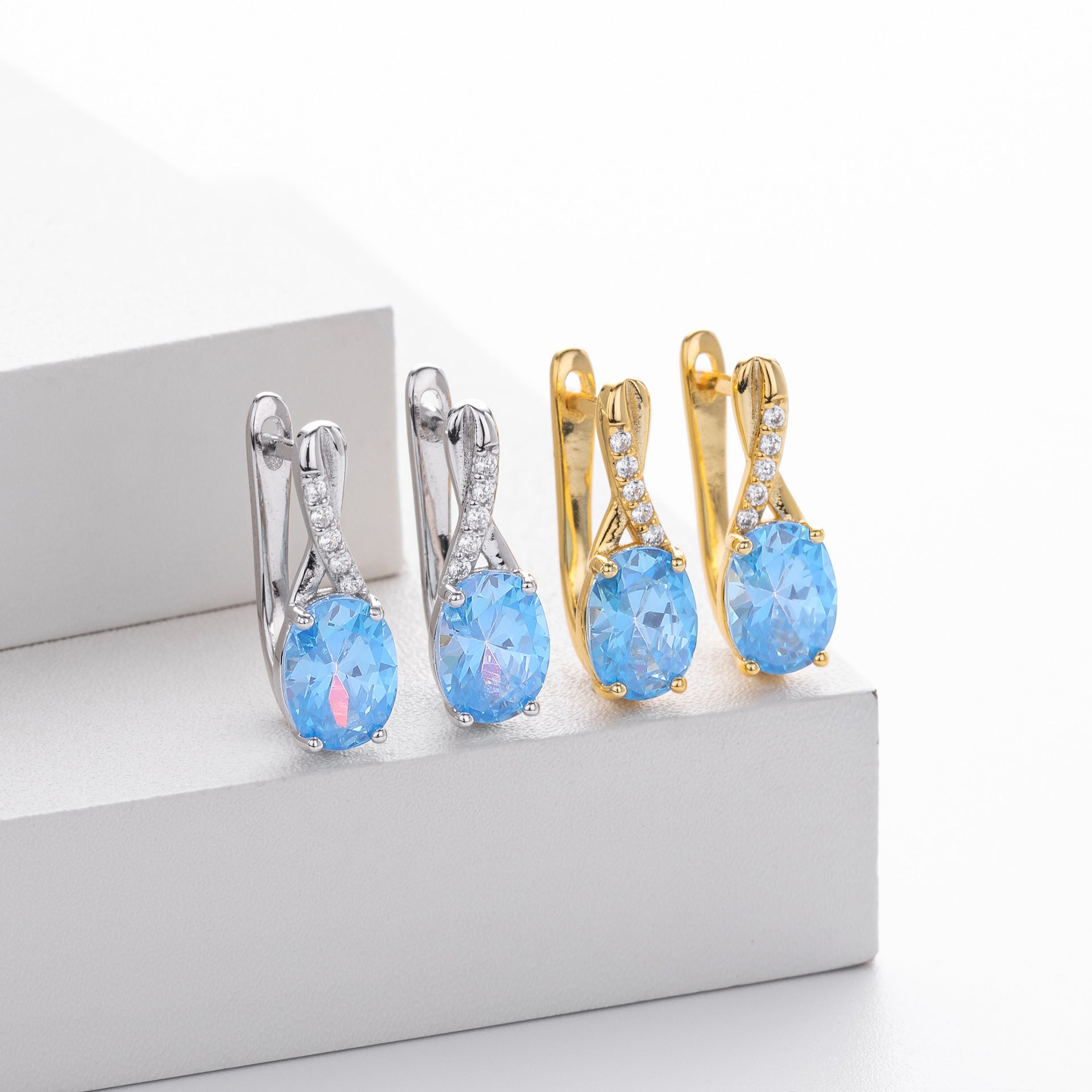 Damen Ohrhänger mit elegantem ovalen Design aus 925 Sterlingsilber und funkelnden Zirkonen Shop Nory