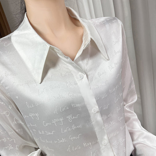 Damen Satinbluse mit zarter Jacquard‑Schrift, spitzem Hemdkragen und durchgehendem Knopfverschluss Shop Nory