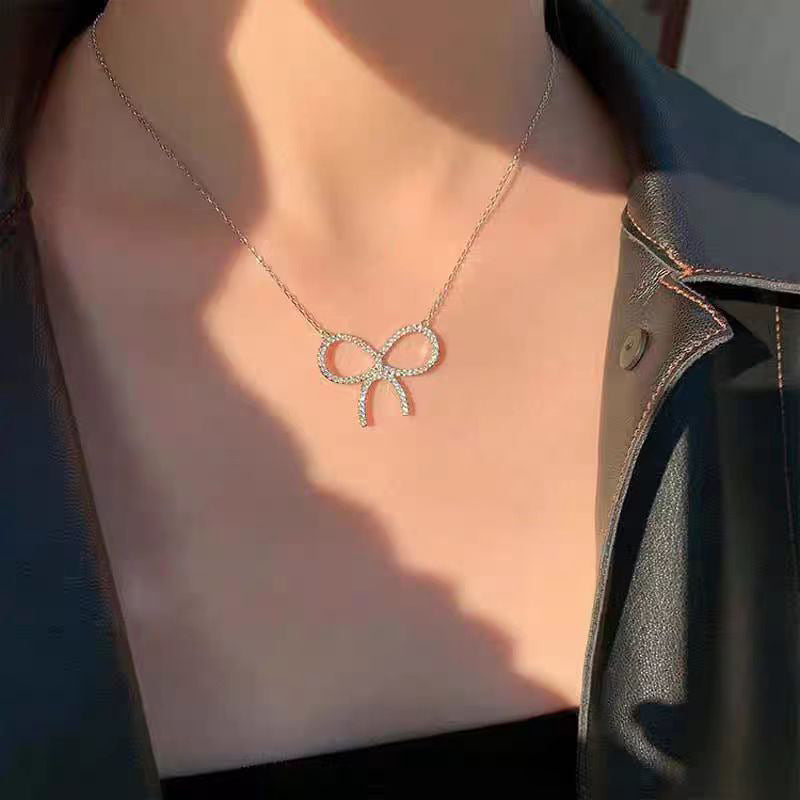 Damen Halskette mit funkelndem Schleifenanhänger Shop Nory
